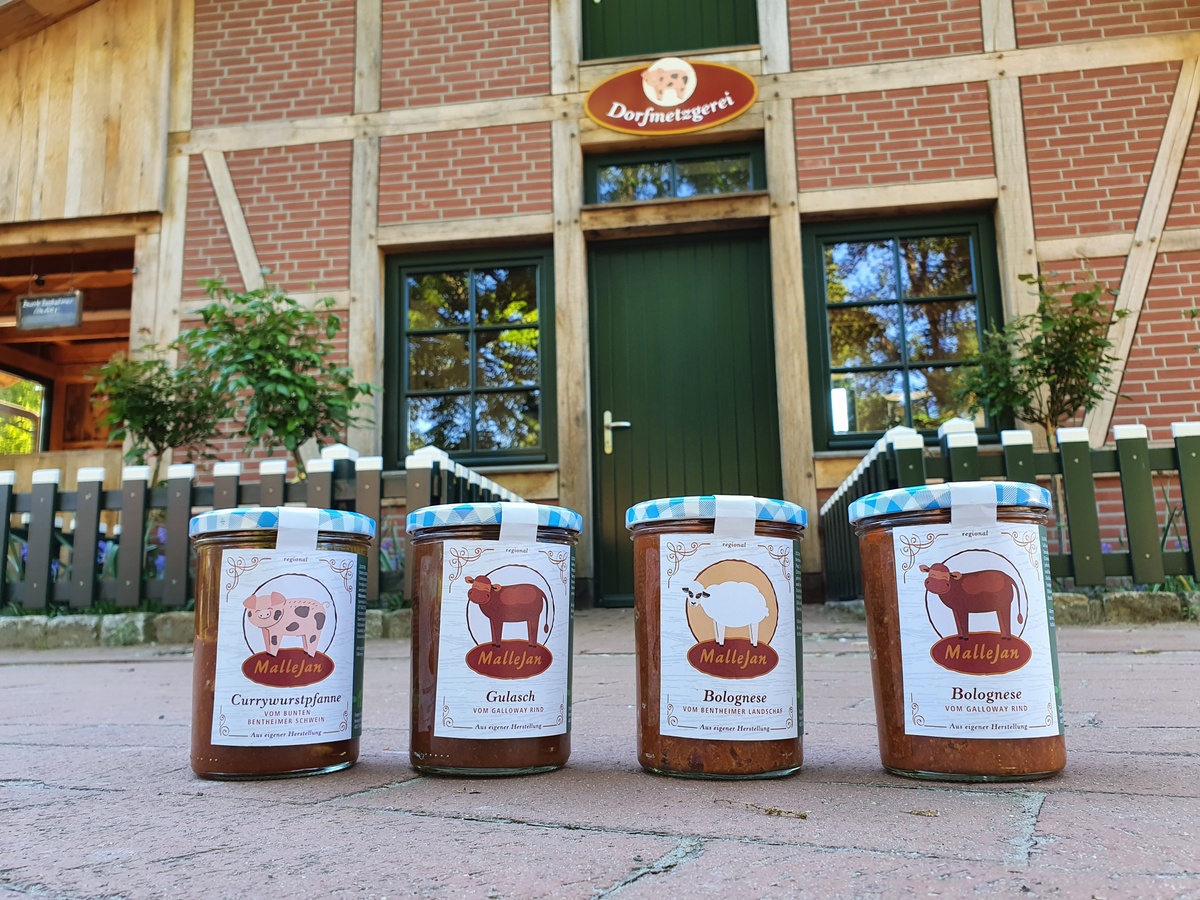 Eingemachte Fleischprodukte vor der Dorfmetzgerei